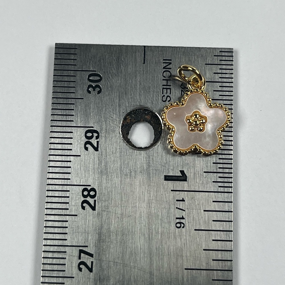 18 K Plated Mother of Pearl Floral Clover Pendant - Picture 7 of 7